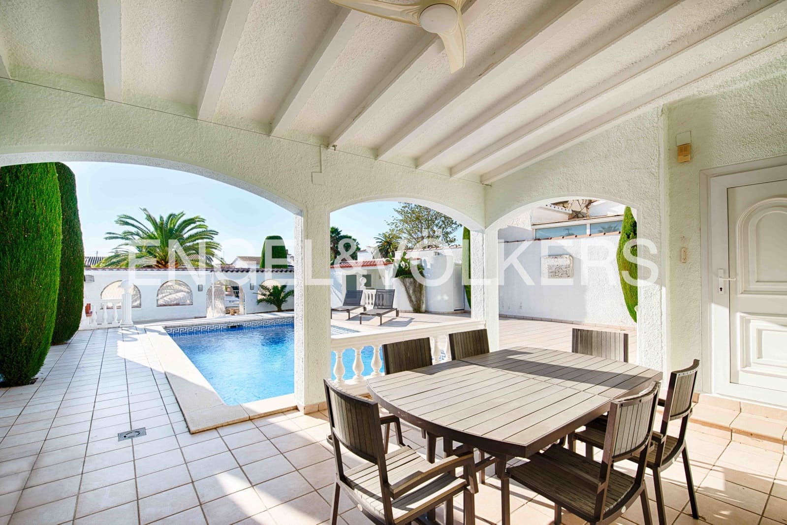 6 sovrum Villa till salu i Empuriabrava med pool garage - 1 050 000 € (Ref: 9283556)
