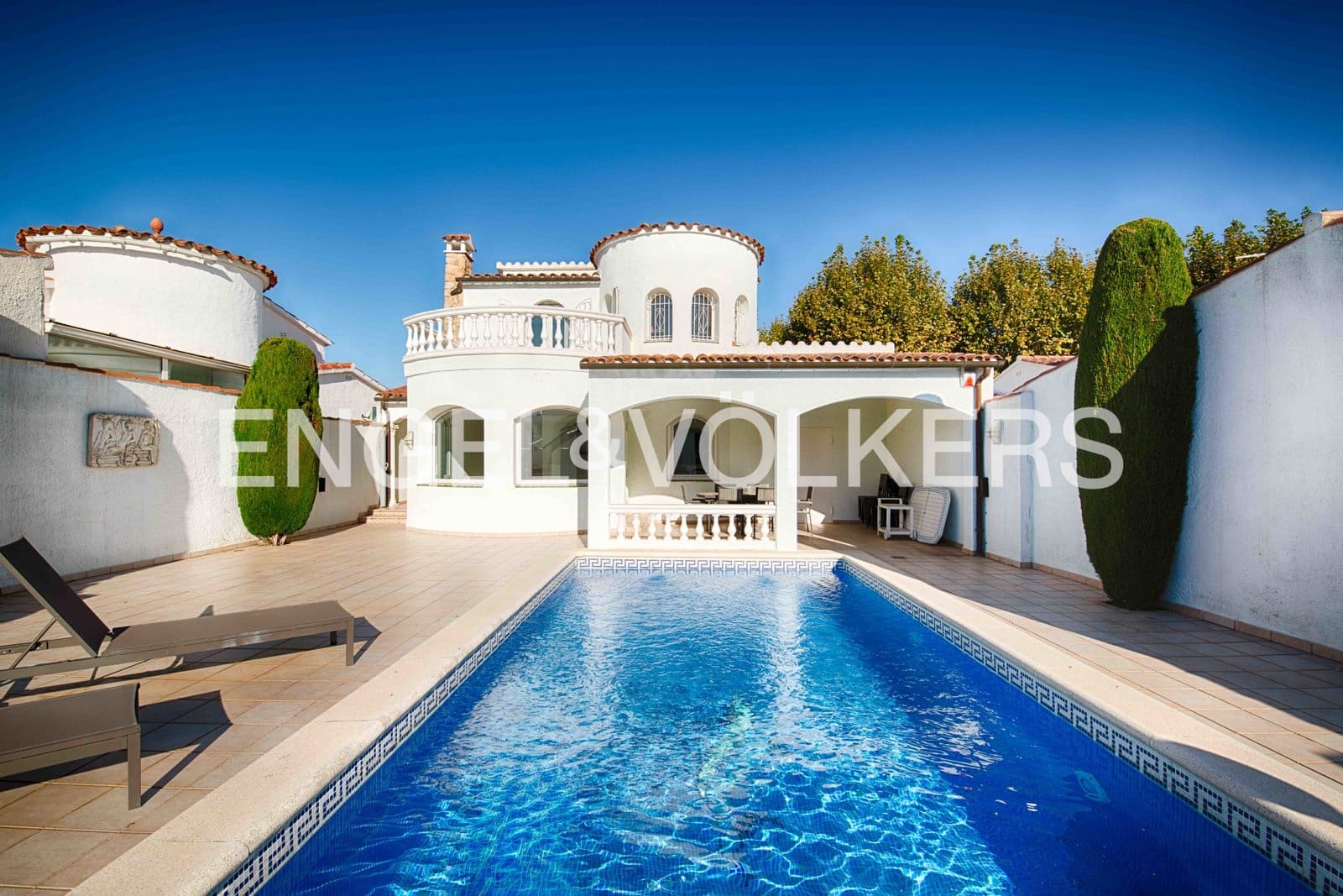 6 sovrum Villa till salu i Empuriabrava med pool garage - 1 050 000 € (Ref: 9283556)