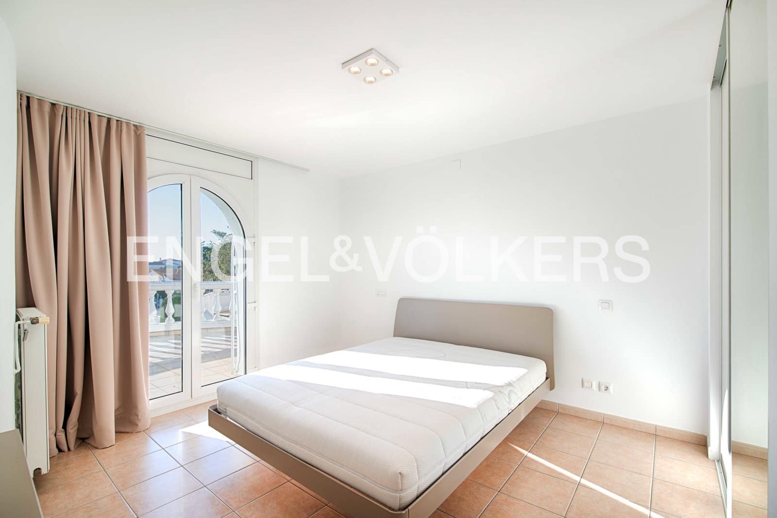 6 sovrum Villa till salu i Empuriabrava med pool garage - 1 050 000 € (Ref: 9283556)