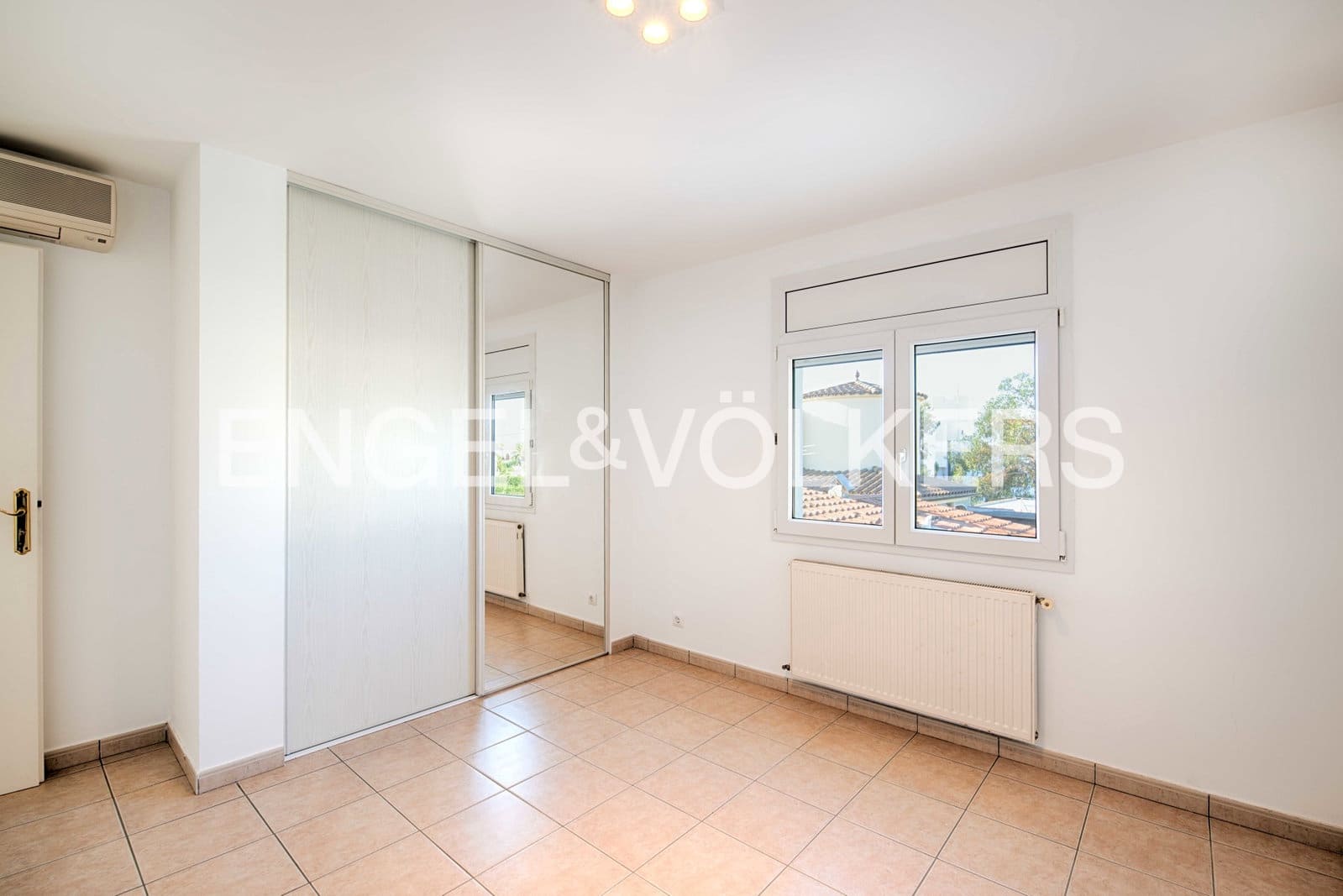 6 sovrum Villa till salu i Empuriabrava med pool garage - 1 050 000 € (Ref: 9283556)