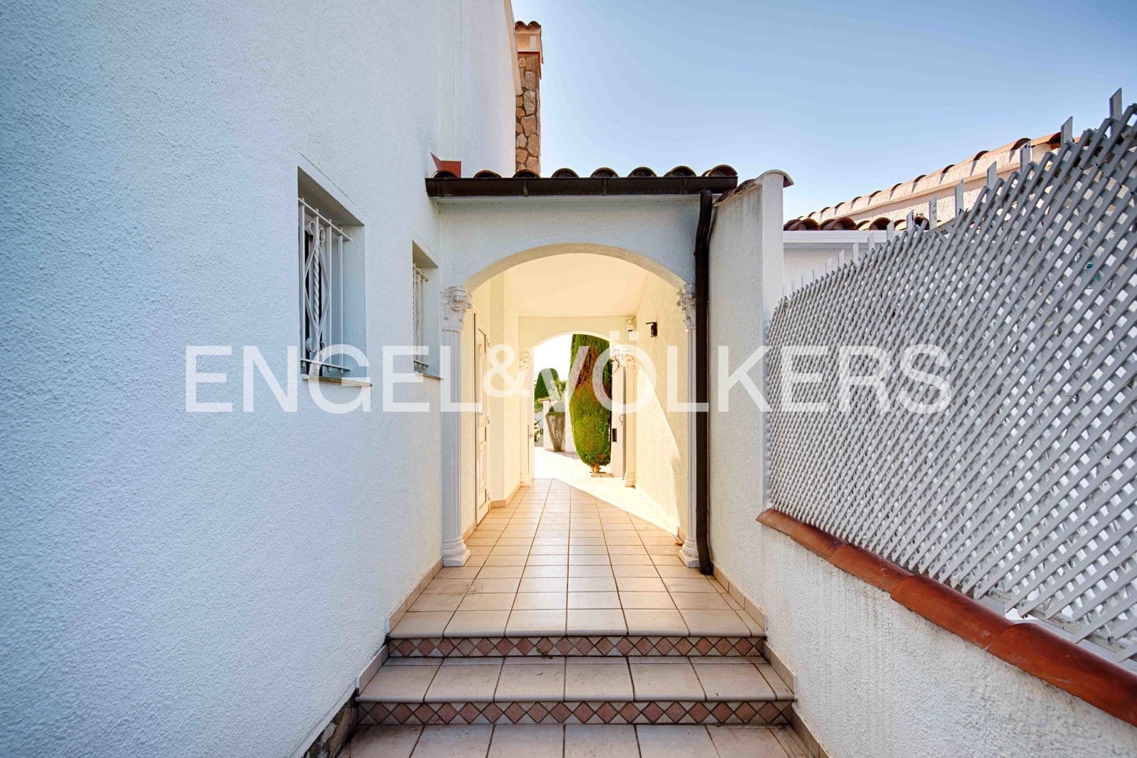 6 sovrum Villa till salu i Empuriabrava med pool garage - 1 050 000 € (Ref: 9283556)