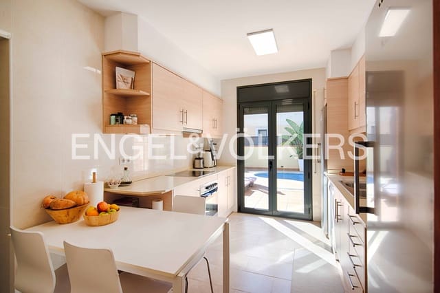 4 makuuhuone Huvila myytävänä paikassa Empuriabrava, Castelló d'Empúries mukana uima-altaan 
autotalli - 490 000 € (Ref: 9314663)