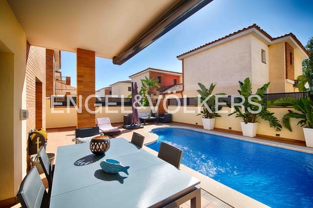 4 makuuhuone Huvila myytävänä paikassa Empuriabrava, Castelló d'Empúries mukana uima-altaan 
autotalli - 490 000 € (Ref: 9314663)