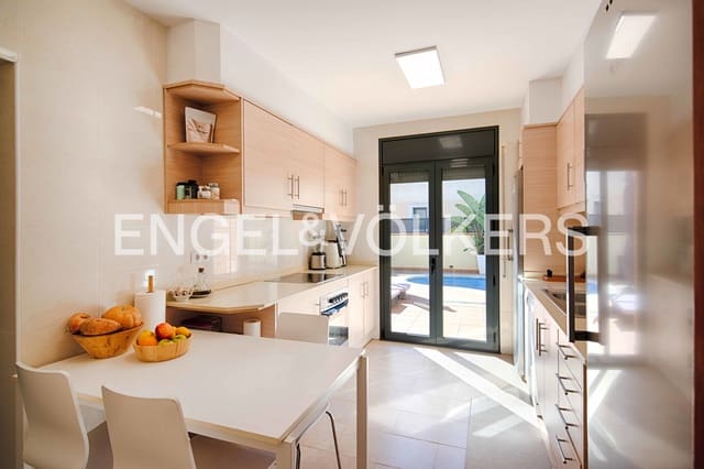 4 soverom Villa til salgs i Empuriabrava, Castelló d'Empúries med svømmebasseng garasje - € 470 000 (Ref: 9314663)