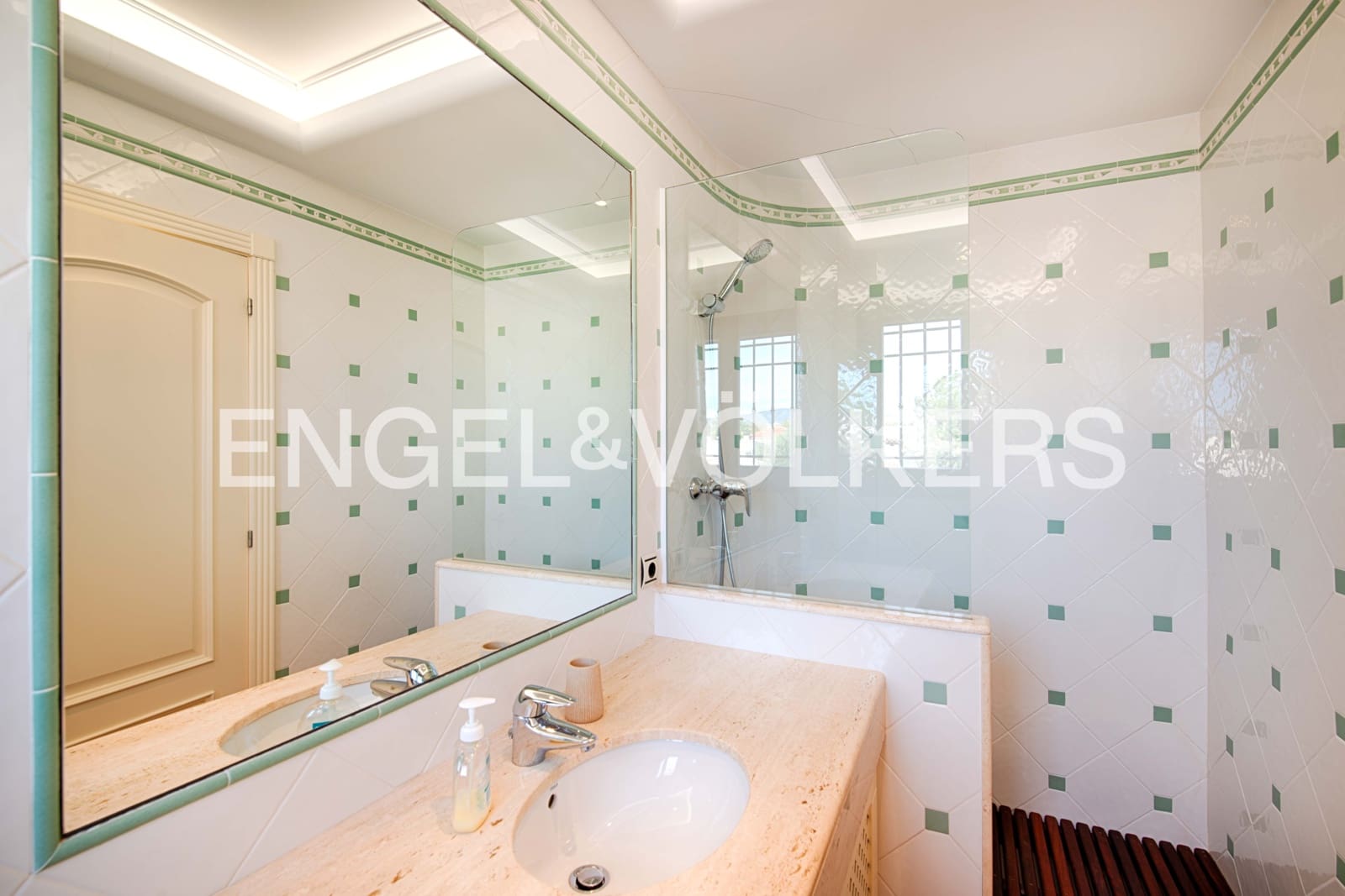 5 bedroom Villa for sale in Empuriabrava with pool garage - € 2,300,000 (Ref: 9340355)