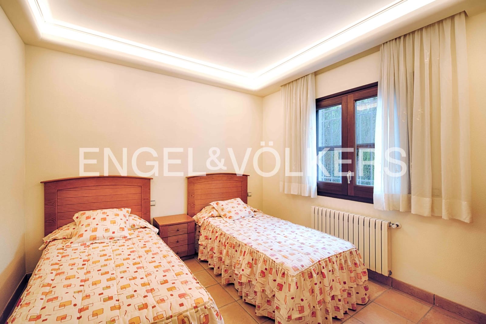 5 bedroom Villa for sale in Empuriabrava with pool garage - € 2,300,000 (Ref: 9340355)