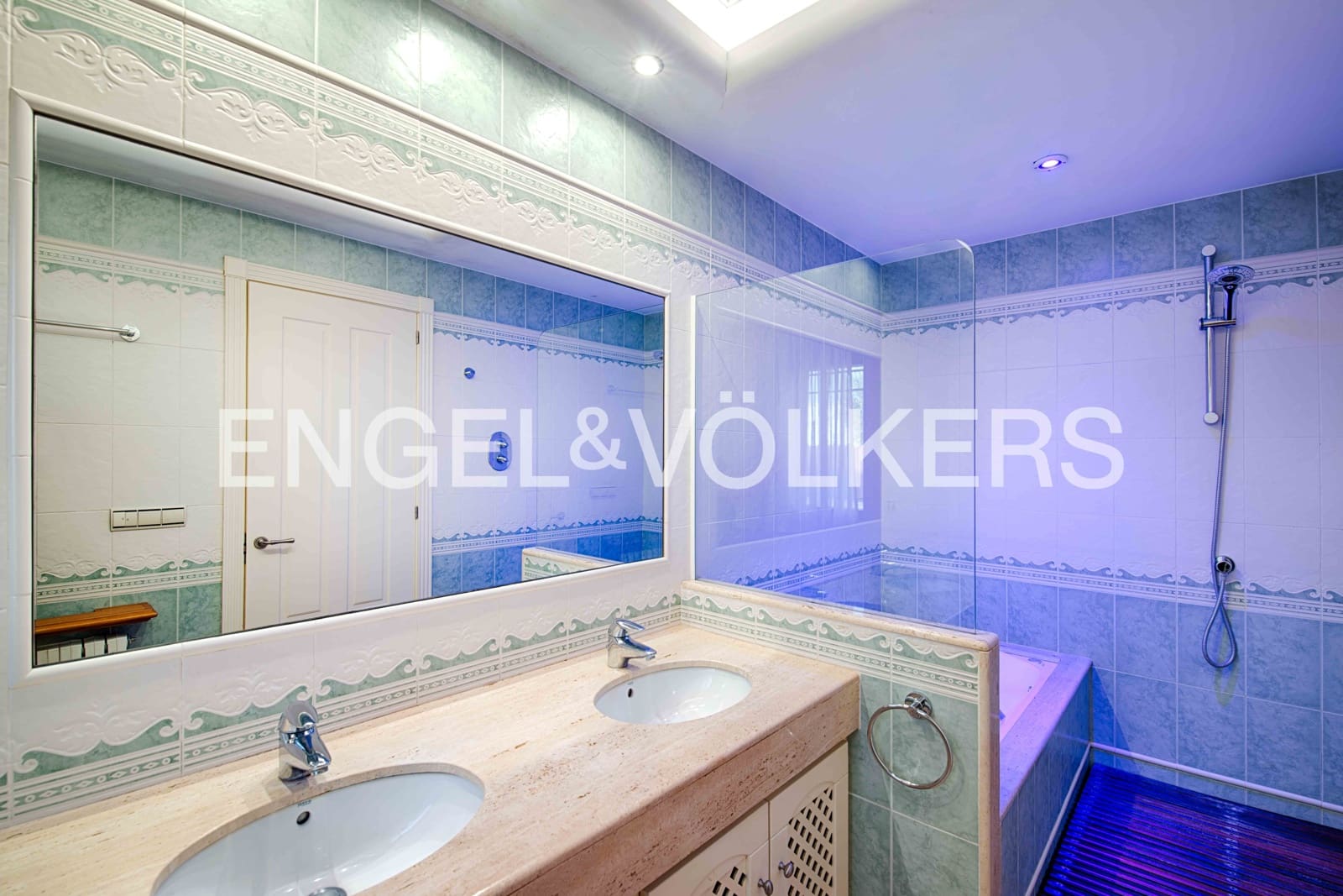 5 bedroom Villa for sale in Empuriabrava with pool garage - € 2,300,000 (Ref: 9340355)