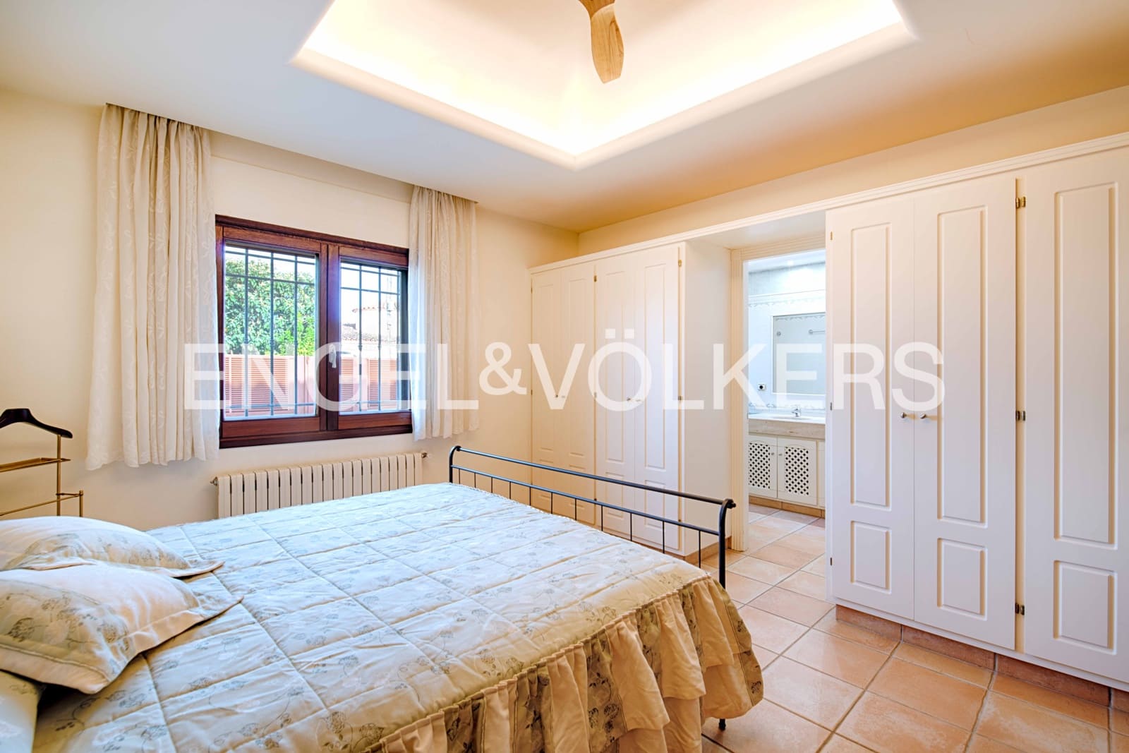 5 bedroom Villa for sale in Empuriabrava with pool garage - € 2,300,000 (Ref: 9340355)