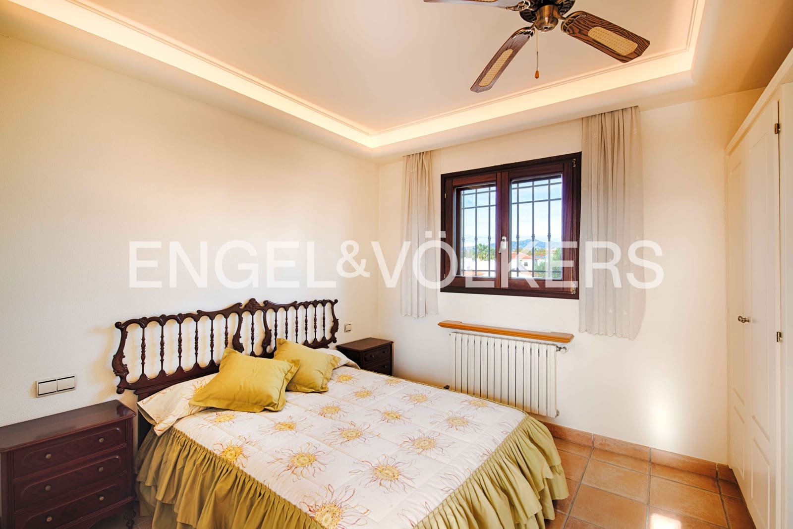 5 bedroom Villa for sale in Empuriabrava with pool garage - € 2,300,000 (Ref: 9340355)