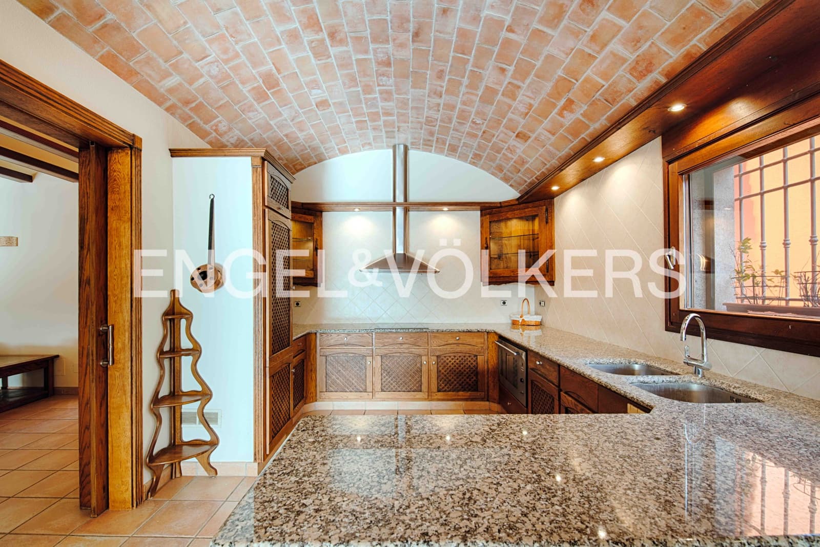 5 bedroom Villa for sale in Empuriabrava with pool garage - € 2,300,000 (Ref: 9340355)