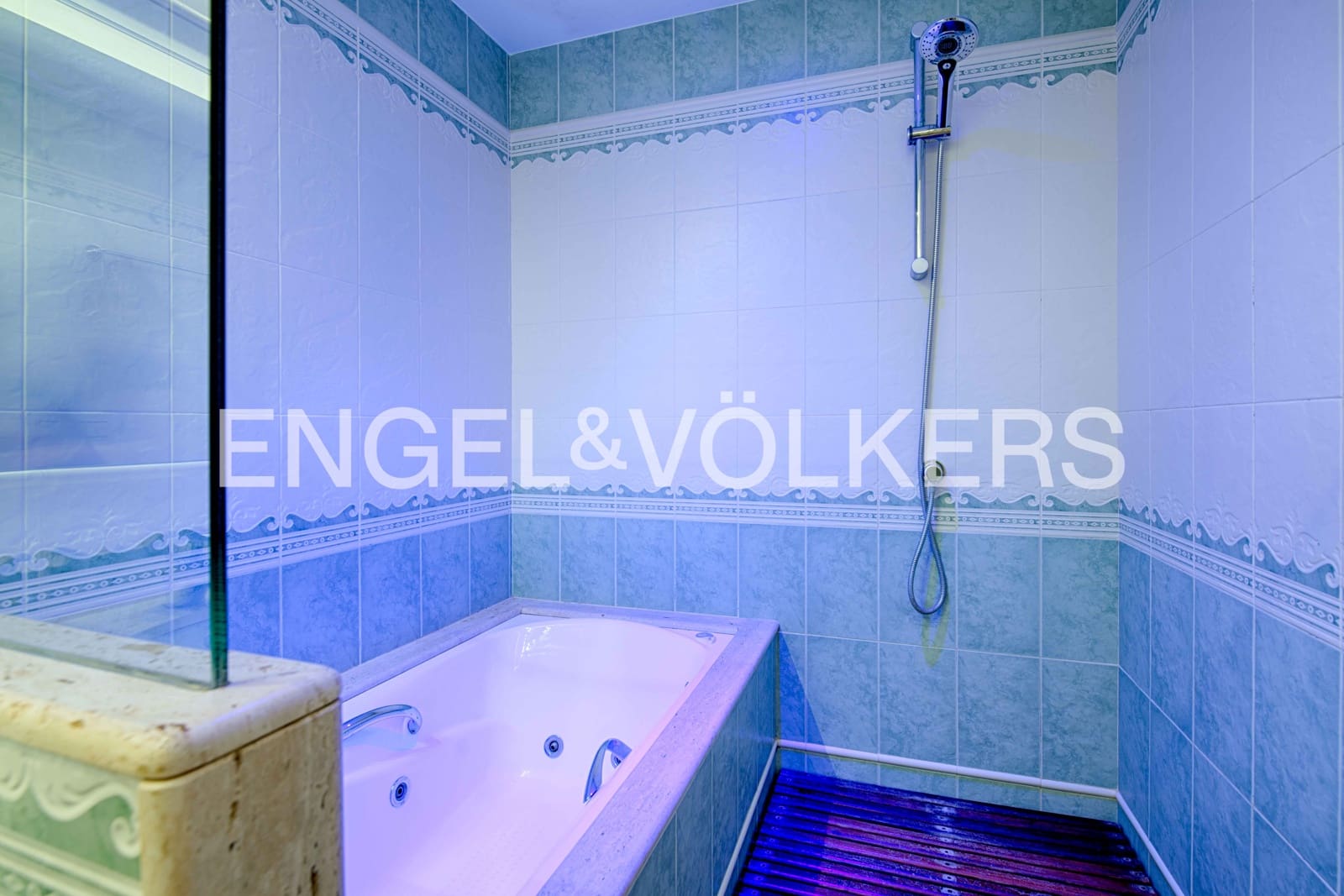 5 bedroom Villa for sale in Empuriabrava with pool garage - € 2,300,000 (Ref: 9340355)