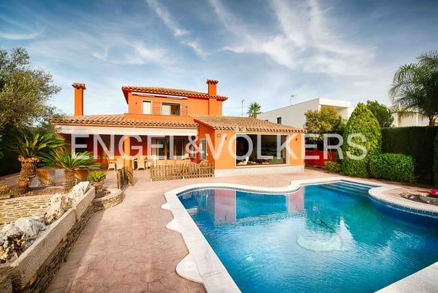 5 bedroom Villa for sale in Empuriabrava, Castelló d'Empúries with pool garage - € 2,300,000 (Ref: 9340355)