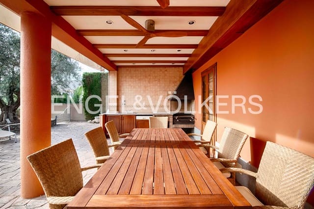 5 bedroom Villa for sale in Empuriabrava, Castelló d'Empúries with pool garage - € 2,300,000 (Ref: 9340355)