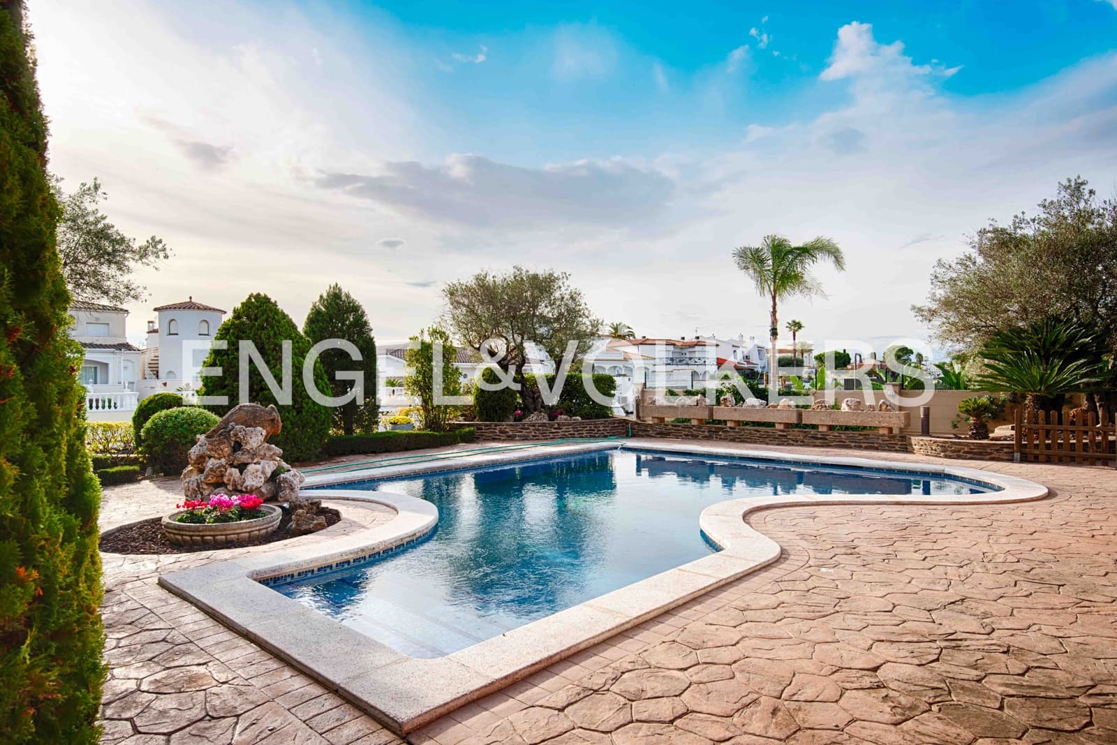 5 bedroom Villa for sale in Empuriabrava with pool garage - € 2,300,000 (Ref: 9340355)