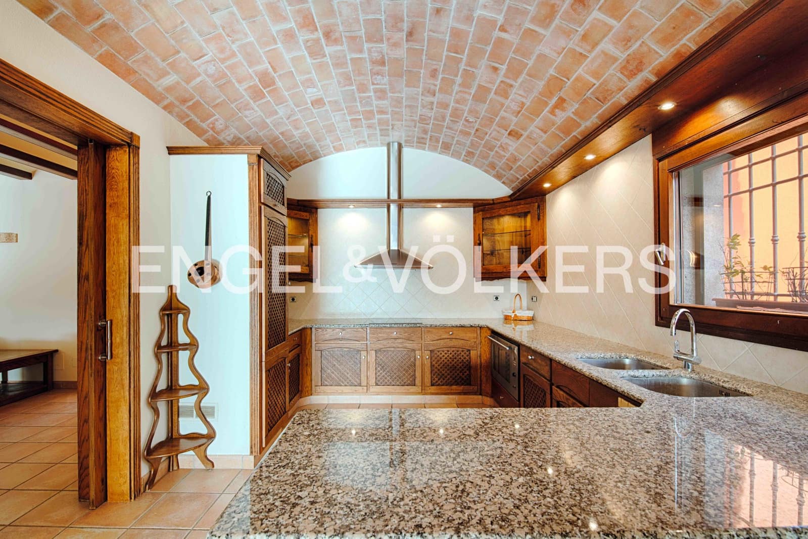 5 bedroom Villa for sale in Empuriabrava with pool garage - € 2,300,000 (Ref: 9340355)