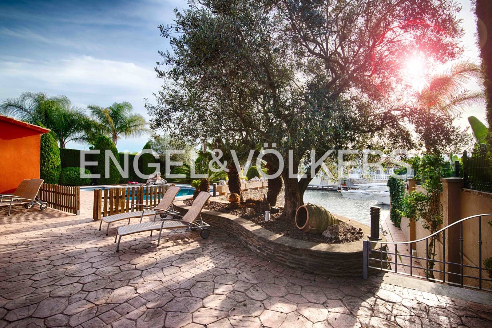 5 bedroom Villa for sale in Empuriabrava with pool garage - € 2,300,000 (Ref: 9340355)