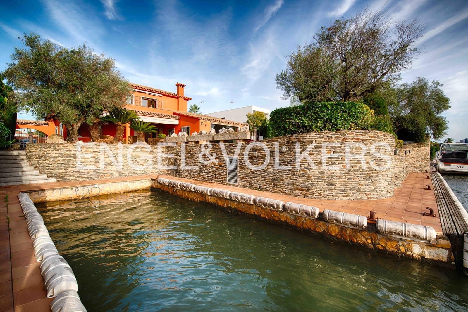 5 bedroom Villa for sale in Empuriabrava with pool garage - € 2,300,000 (Ref: 9340355)
