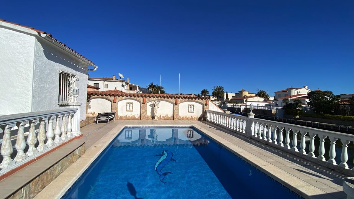 3 soverom Villa til salgs i Empuriabrava med svømmebasseng garasje - € 1 390 000 (Ref: 9352160)