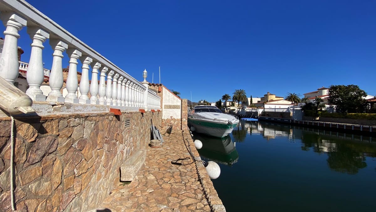 3 soverom Villa til salgs i Empuriabrava med svømmebasseng garasje - € 1 390 000 (Ref: 9352160)