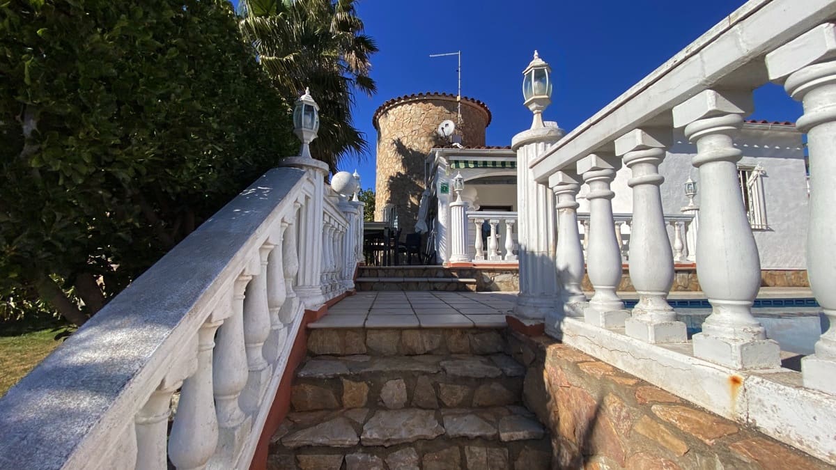 3 soverom Villa til salgs i Empuriabrava med svømmebasseng garasje - € 1 390 000 (Ref: 9352160)