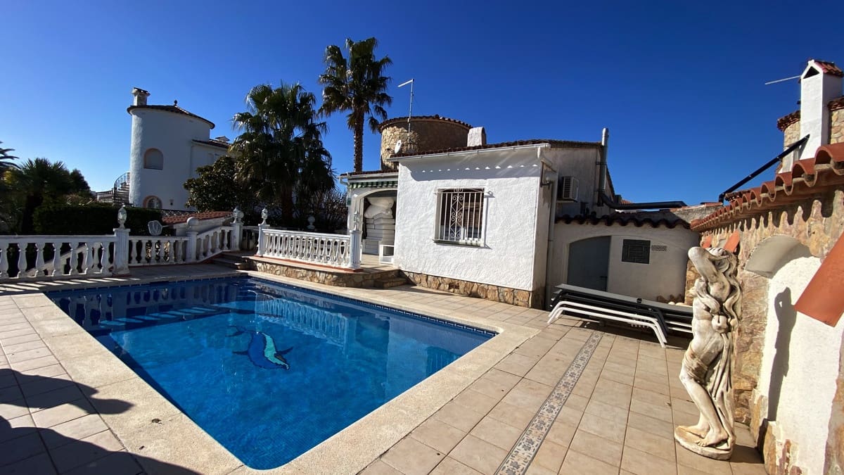 3 soverom Villa til salgs i Empuriabrava med svømmebasseng garasje - € 1 390 000 (Ref: 9352160)