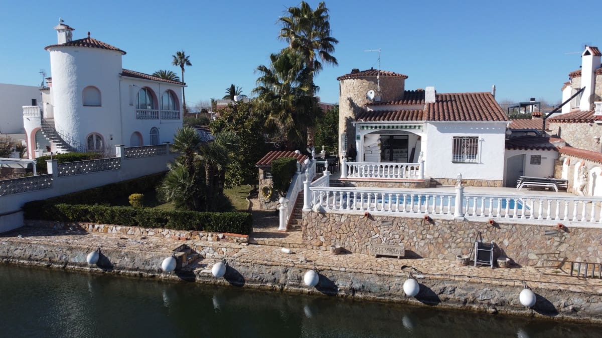3 soverom Villa til salgs i Empuriabrava med svømmebasseng garasje - € 1 390 000 (Ref: 9352160)