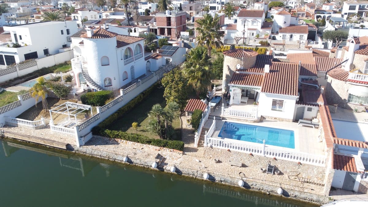 3 soverom Villa til salgs i Empuriabrava med svømmebasseng garasje - € 1 390 000 (Ref: 9352160)