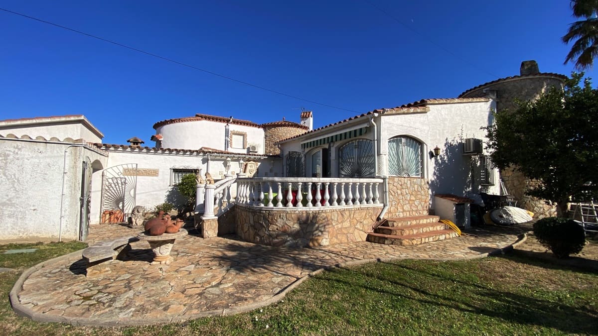 3 soverom Villa til salgs i Empuriabrava med svømmebasseng garasje - € 1 390 000 (Ref: 9352160)