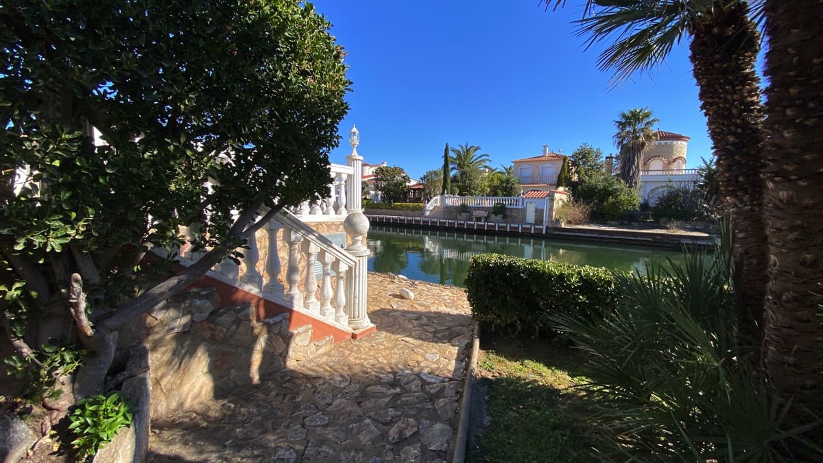 3 soverom Villa til salgs i Empuriabrava med svømmebasseng garasje - € 1 390 000 (Ref: 9352160)