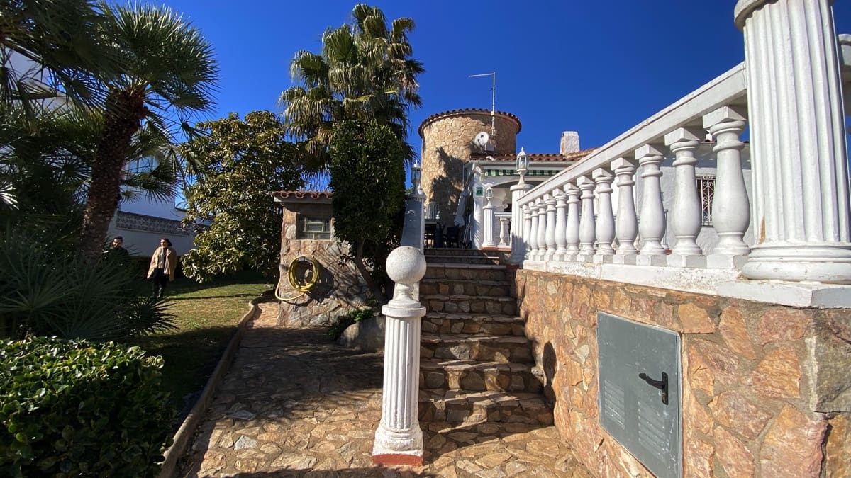 3 soverom Villa til salgs i Empuriabrava med svømmebasseng garasje - € 1 390 000 (Ref: 9352160)