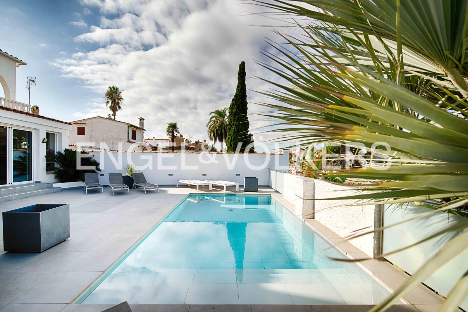 7 makuuhuone Huvila myytävänä paikassa Empuriabrava mukana uima-altaan 
autotalli - 1 450 000 € (Ref: 9378410)