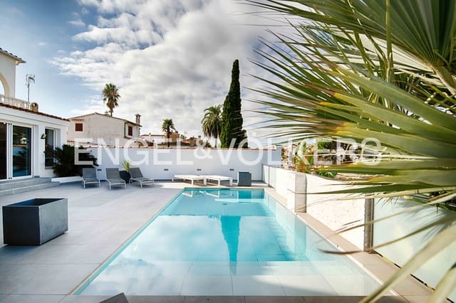 7 makuuhuone Huvila myytävänä paikassa Empuriabrava, Castelló d'Empúries mukana uima-altaan 
autotalli - 1 450 000 € (Ref: 9378410)