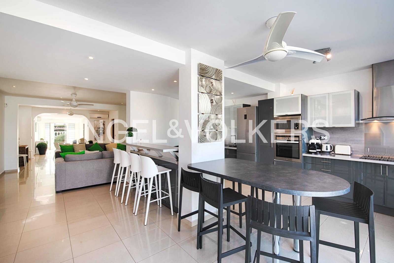 7 sovrum Villa till salu i Empuriabrava med pool garage - 1 450 000 € (Ref: 9378410)