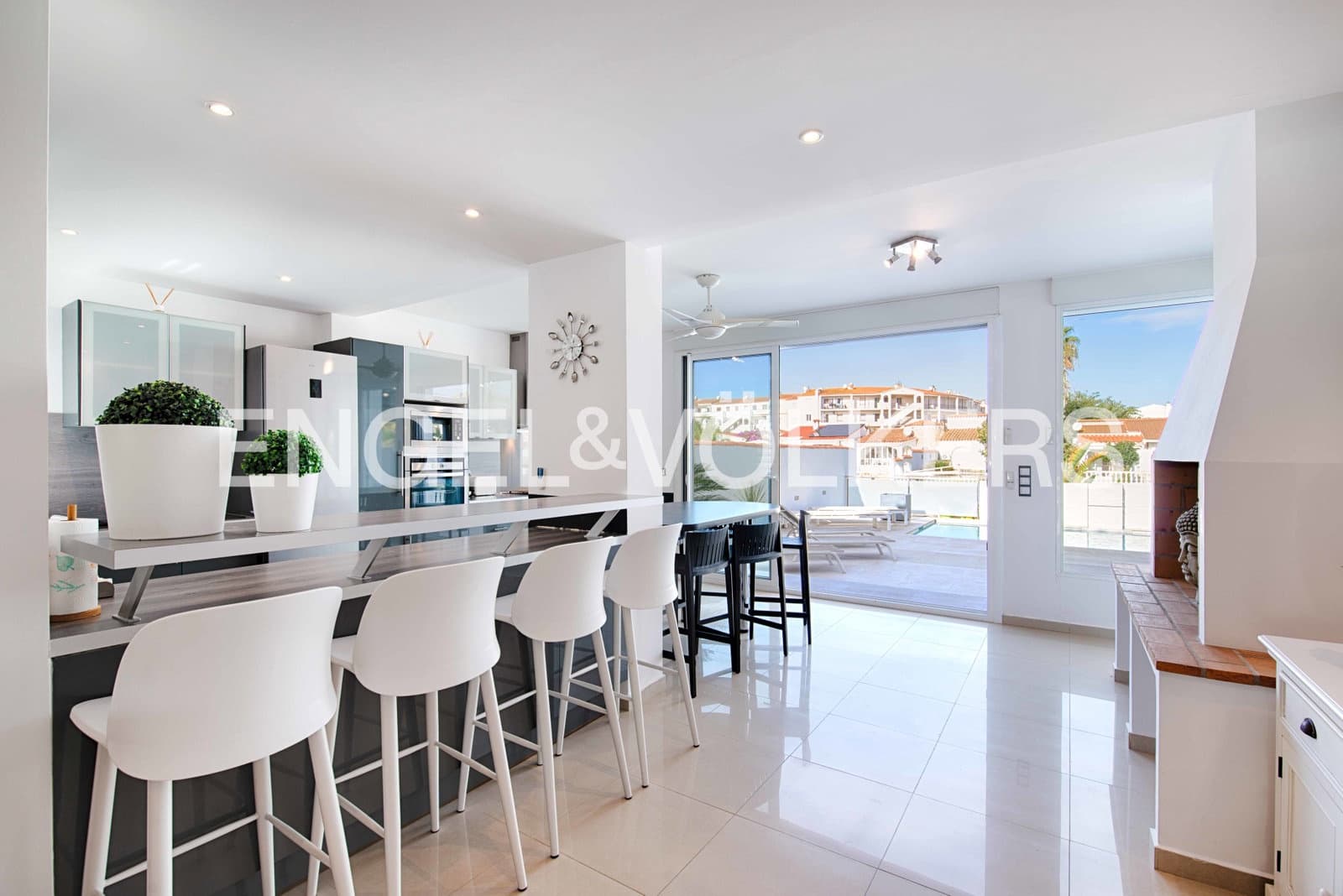 7 sovrum Villa till salu i Empuriabrava med pool garage - 1 450 000 € (Ref: 9378410)