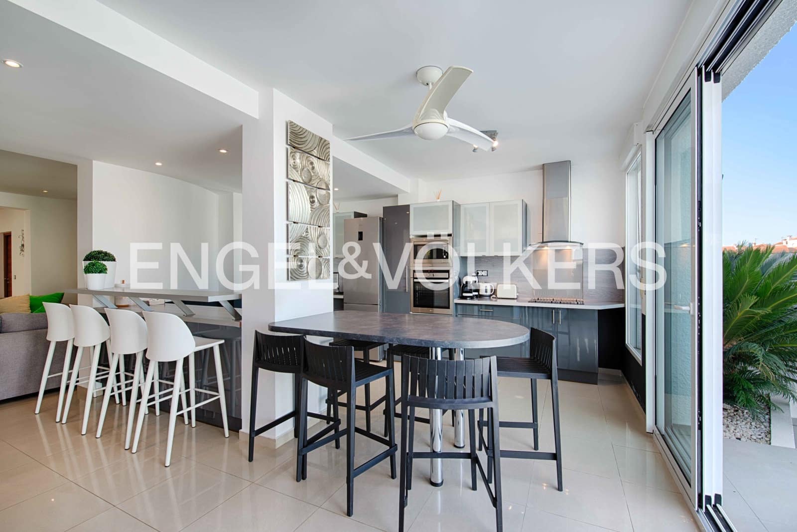 7 sovrum Villa till salu i Empuriabrava med pool garage - 1 450 000 € (Ref: 9378410)
