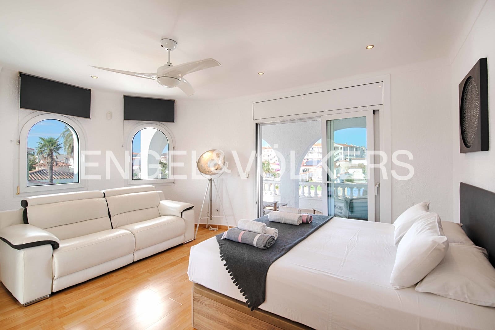 7 sovrum Villa till salu i Empuriabrava med pool garage - 1 450 000 € (Ref: 9378410)