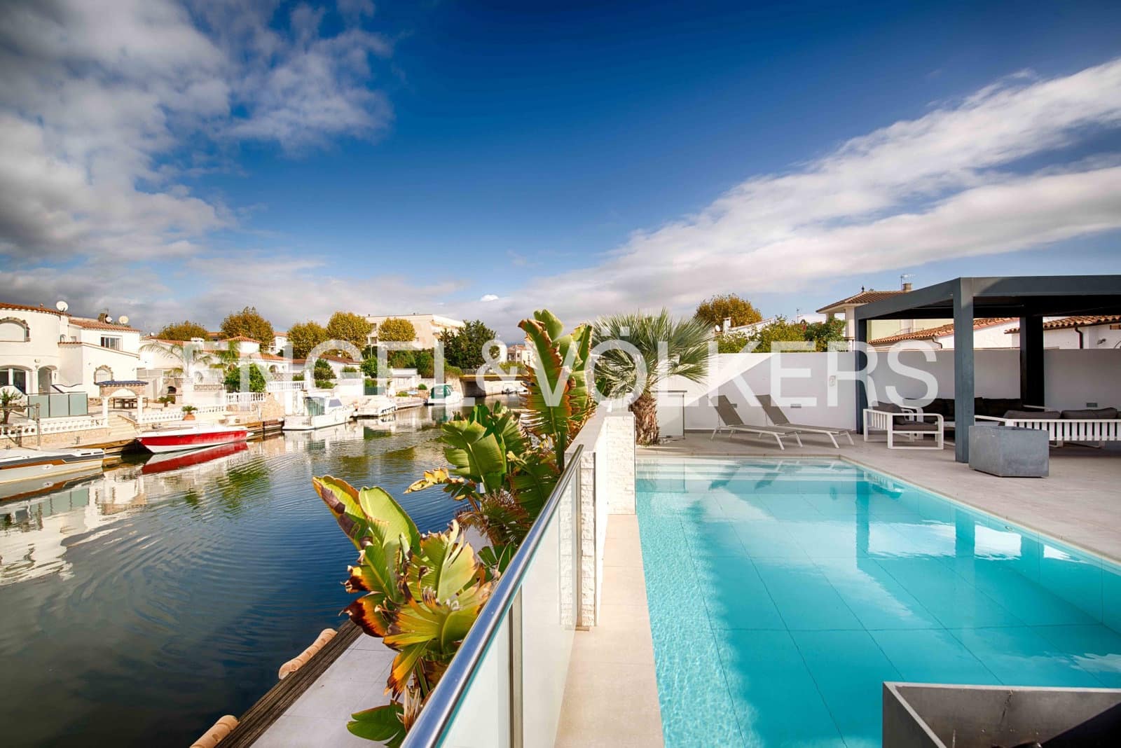 7 sovrum Villa till salu i Empuriabrava med pool garage - 1 450 000 € (Ref: 9378410)