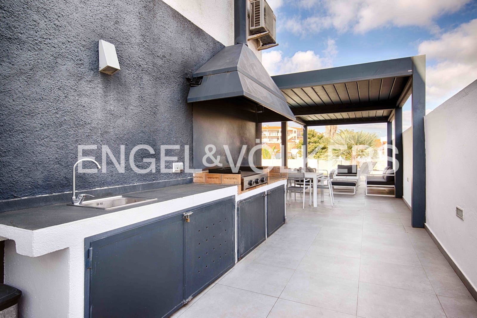 7 sovrum Villa till salu i Empuriabrava med pool garage - 1 450 000 € (Ref: 9378410)