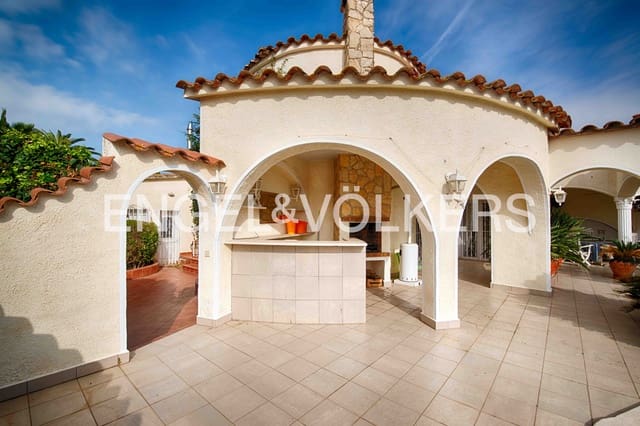 Chalet de 3 habitaciones en Empuriabrava, Castelló d'Empúries en venta con piscina garaje - 1.060.000 € (Ref: 9394324)