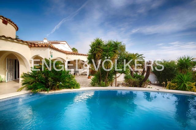 Chalet de 3 habitaciones en Empuriabrava, Castelló d'Empúries en venta con piscina garaje - 1.060.000 € (Ref: 9394324)