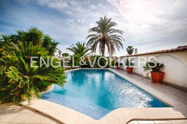 Chalet de 3 habitaciones en Empuriabrava, Castelló d'Empúries en venta con piscina garaje - 1.060.000 € (Ref: 9394324)