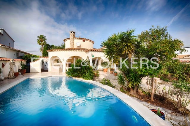 Chalet de 3 habitaciones en Empuriabrava, Castelló d'Empúries en venta con piscina garaje - 1.060.000 € (Ref: 9394324)