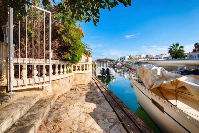 3 slaapkamer Villa te koop in Empuriabrava, Castelló d'Empúries met zwembad garage - € 1.060.000 (Ref: 9394324)