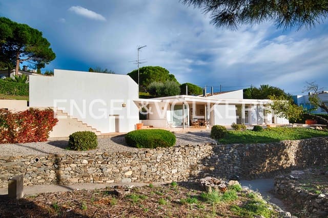 3 bedroom Villa for sale in El Port de la Selva with garage - € 780,000 (Ref: 9396759)