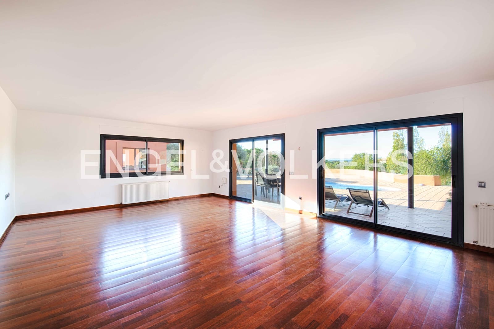 5 makuuhuone Huvila myytävänä paikassa Peralada mukana uima-altaan 
autotalli - 1 700 000 € (Ref: 9401794)