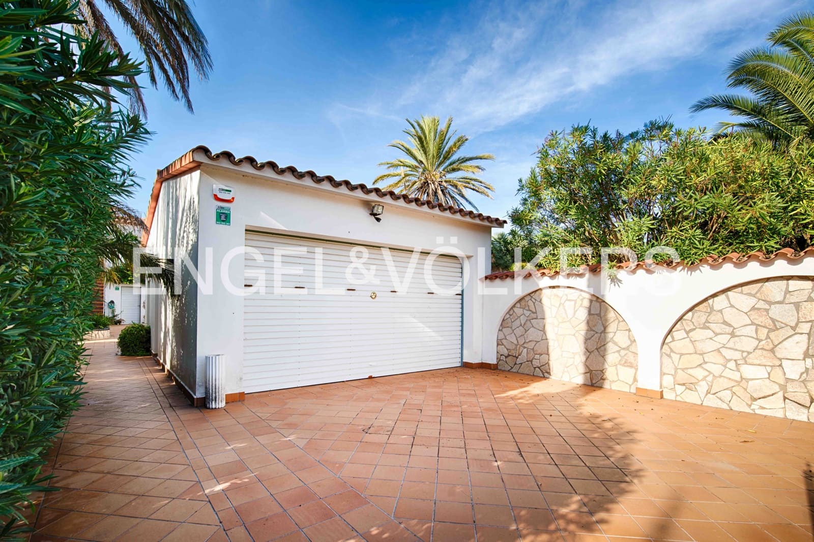 3 slaapkamer Villa te koop in Empuriabrava met zwembad garage - € 840.000 (Ref: 9413001)