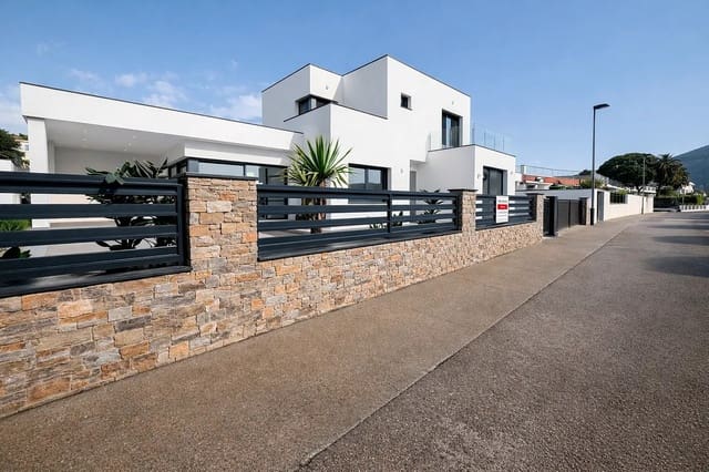 Chalet de 4 habitaciones en Roses en venta con piscina garaje - 650.000 € (Ref: 9470041)