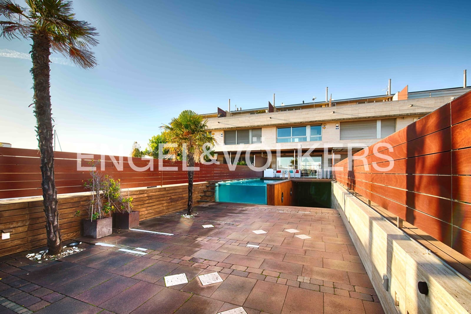 4 bedroom Villa for sale in Empuriabrava with pool garage - € 1,300,000 (Ref: 9480761)