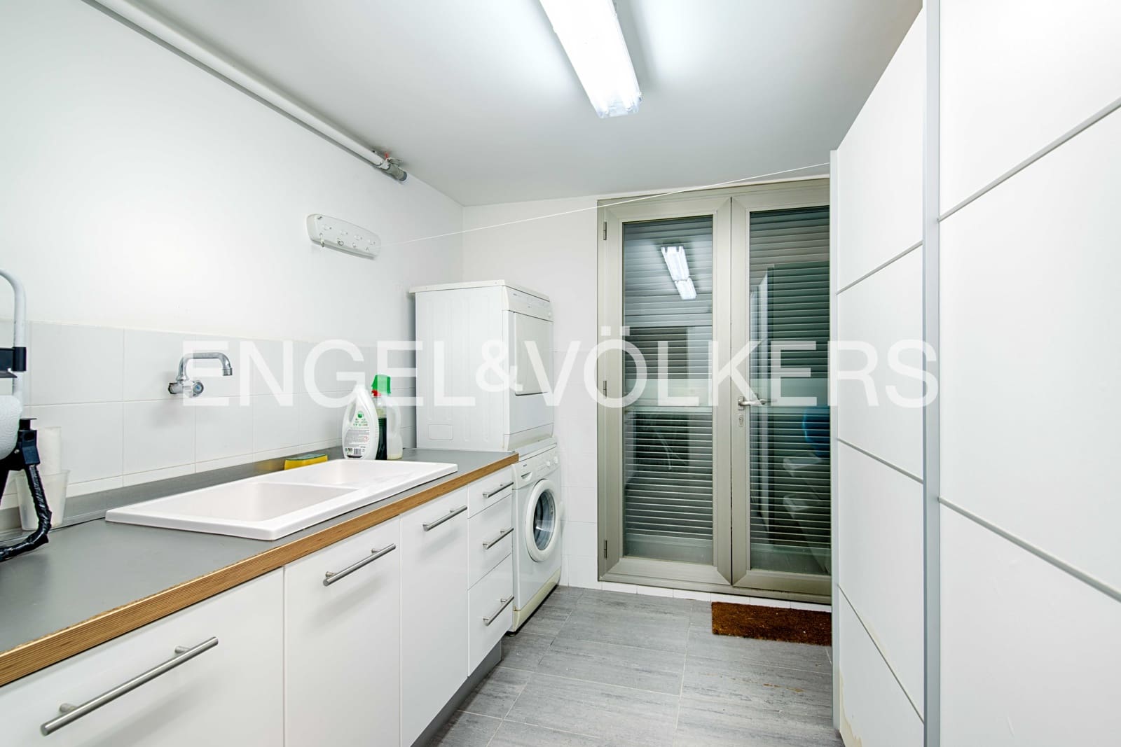 4 bedroom Villa for sale in Empuriabrava with pool garage - € 1,300,000 (Ref: 9480761)