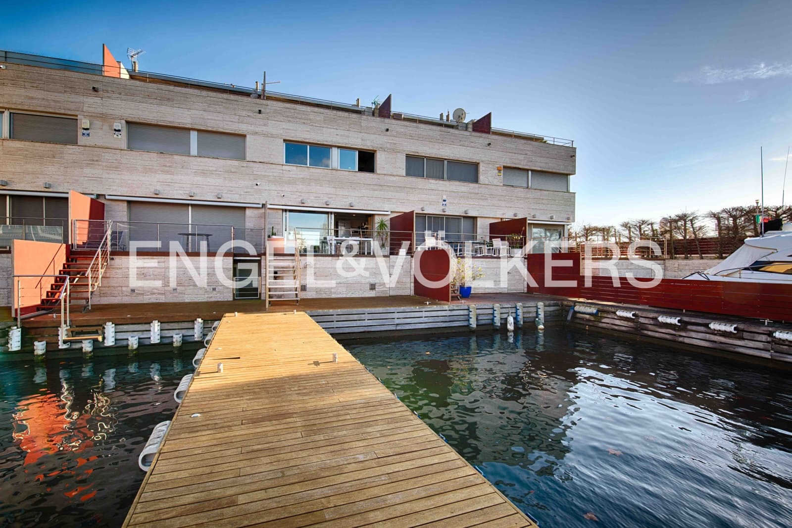 4 bedroom Villa for sale in Empuriabrava with pool garage - € 1,300,000 (Ref: 9480761)